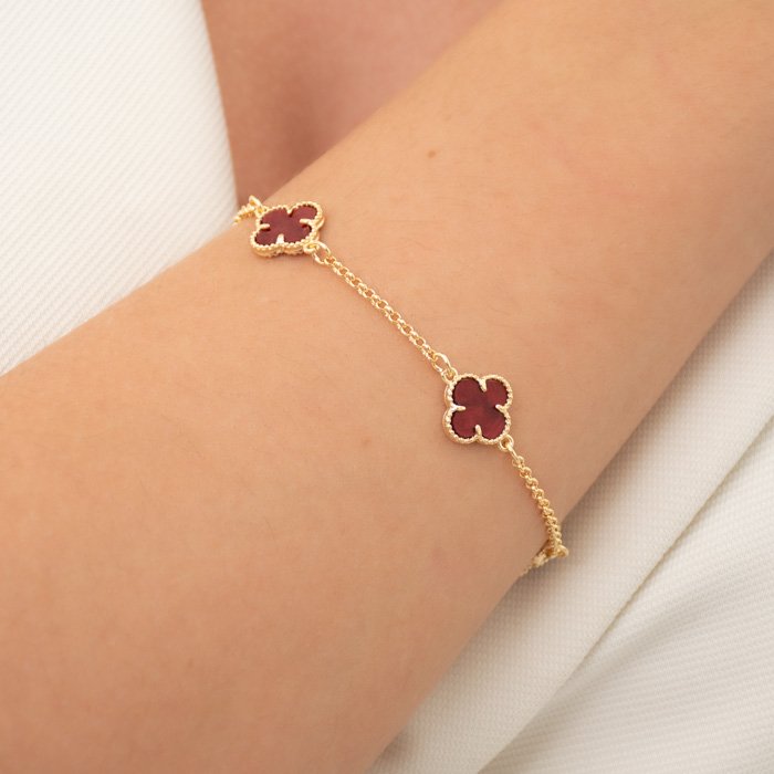 Pulseira com três trevos pequenos em marsala