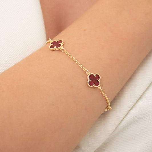 Pulseira com três trevos pequenos em marsala